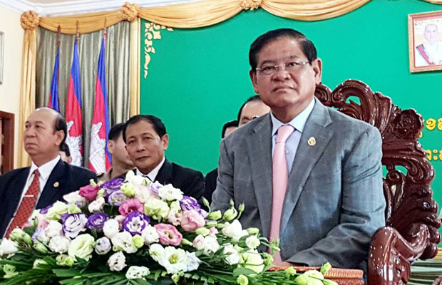លោក ស ខេង ដាស់​តឿន​អាជ្ញាធរ​មូលដ្ឋាន​កុំ​ឲ្យ​លាប​ពណ៌ និង​បែងចែក​និន្នាការ​នយោបាយ